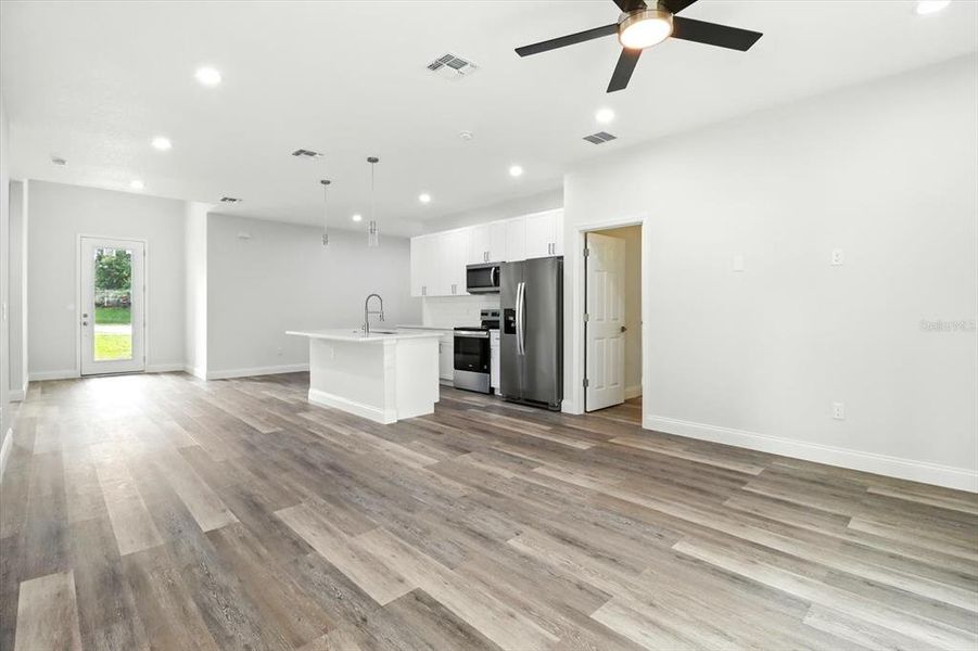 Spacious, unfurnished interior of a new home in , Citrus Springs (Image 22).