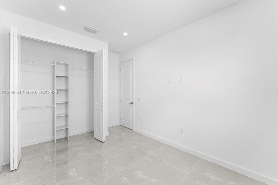 Spacious, unfurnished interior of a new home in , Cape Coral (Image 14).