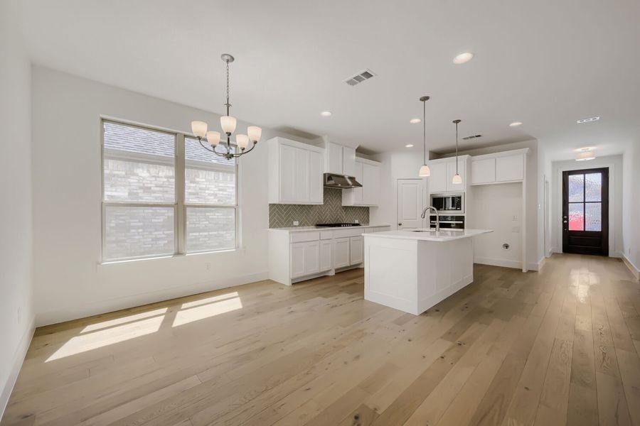 1644 Cromwell - Dining Area