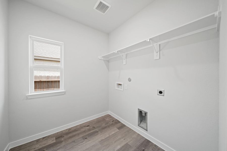 Spacious, unfurnished interior of a new home in Sunterra, Katy (Image 20).