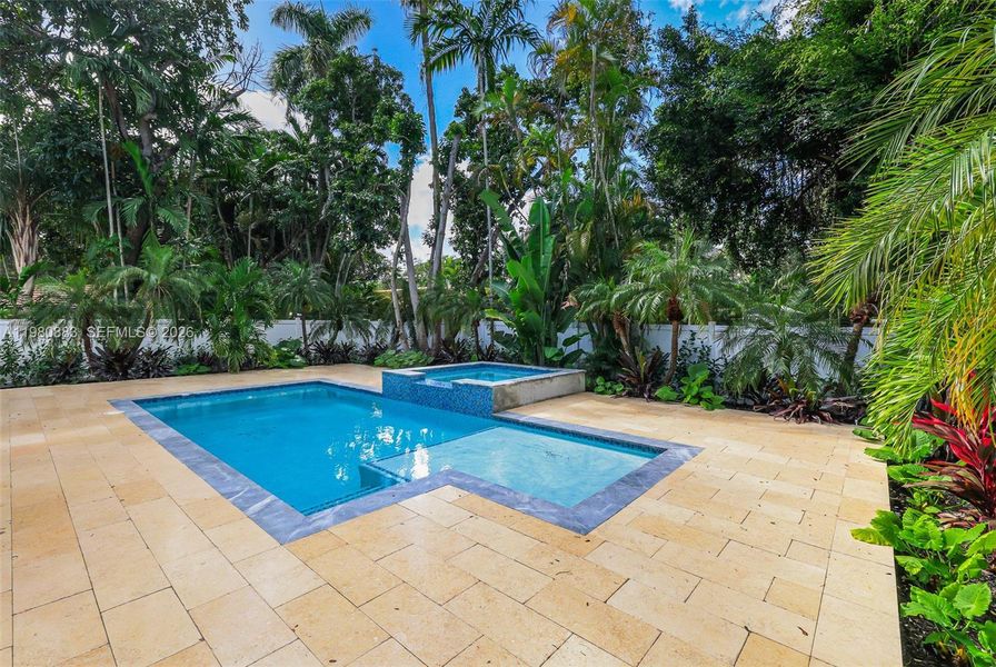 Community amenities in , Biscayne Park (Image 49).