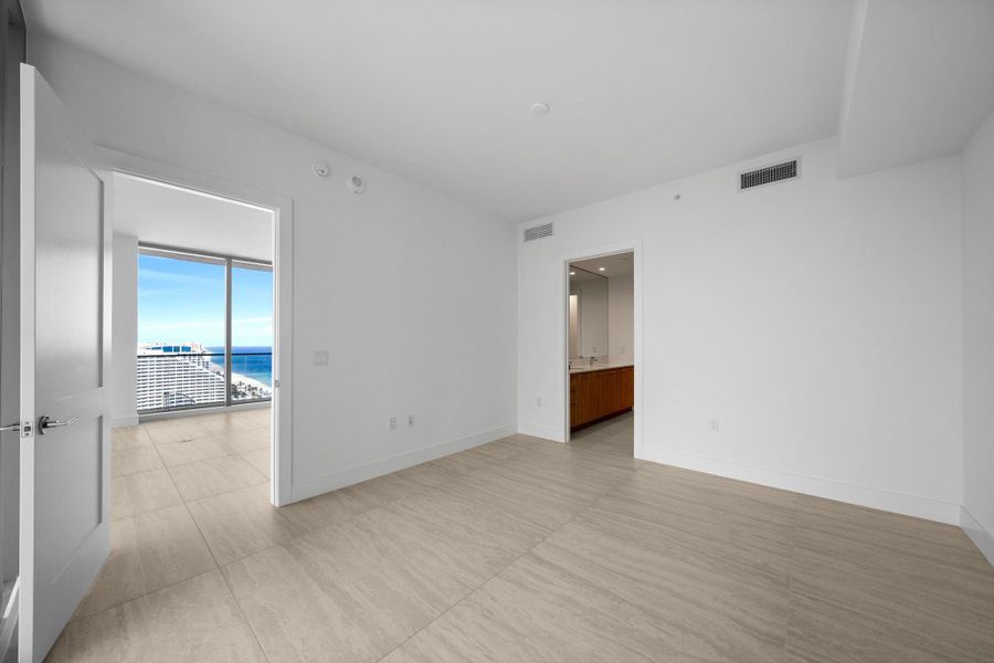 Spacious, unfurnished interior of a new home in Selene Oceanfront Residences, Fort Lauderdale (Image 21).