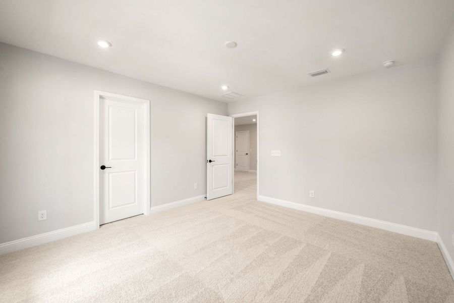 Spacious, unfurnished interior of a new home in Waterways, Richmond Hill (Image 50).