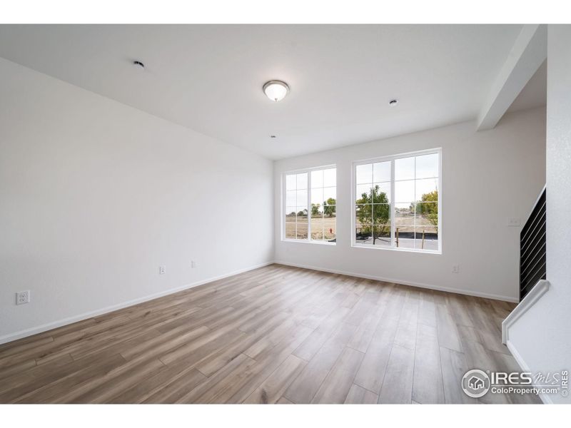 Spacious, unfurnished interior of a new home in Thompson River Ranch, Johnstown (Image 15).