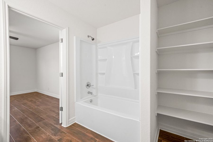 Spacious, unfurnished interior of a new home in , San Antonio (Image 18).