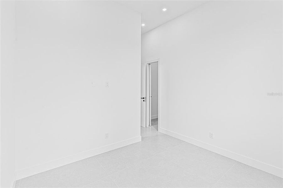 Spacious, unfurnished interior of a new home in , Port Charlotte (Image 71).