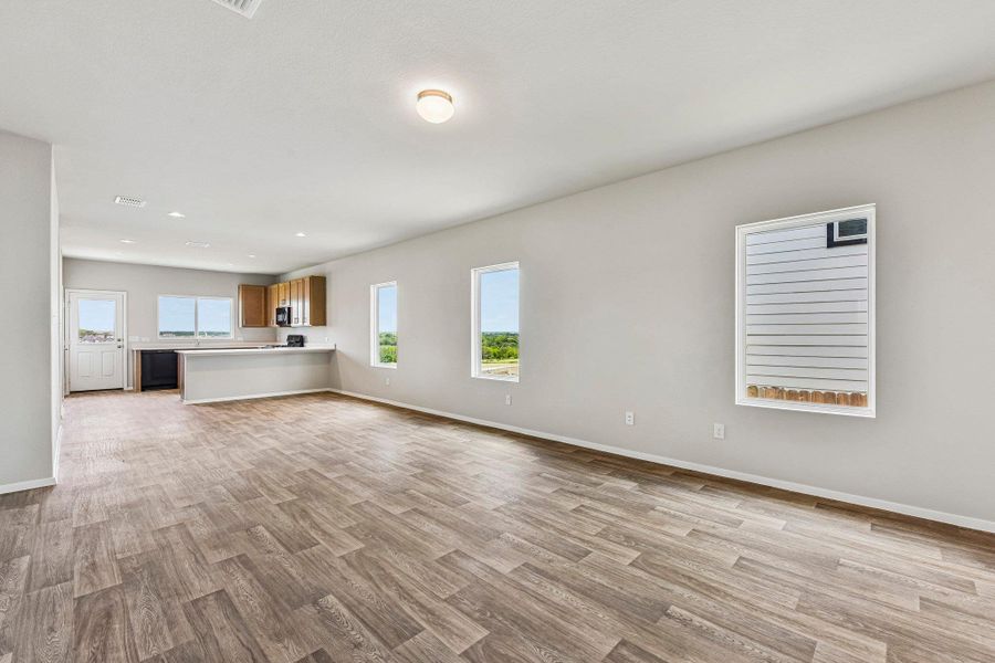 Spacious, unfurnished interior of a new home in Cloverleaf, Austin (Image 30).