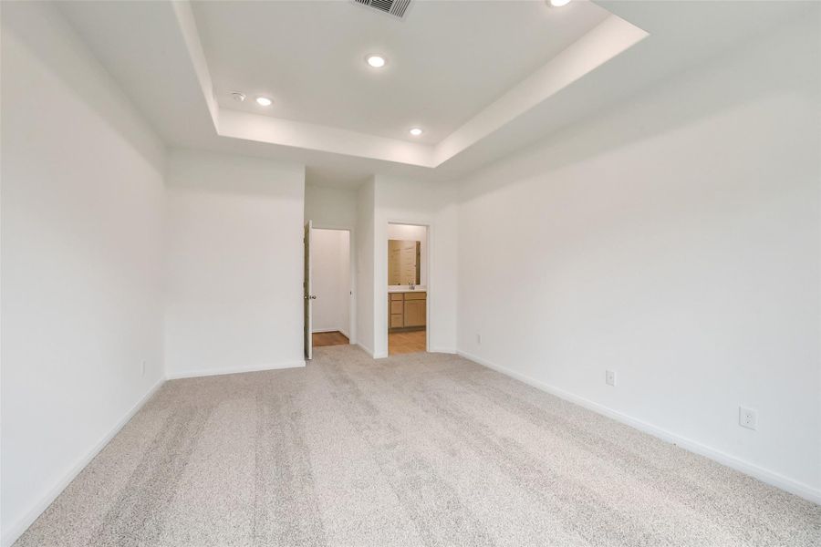 Spacious, unfurnished interior of a new home in Anderson Lake, Houston (Image 18).