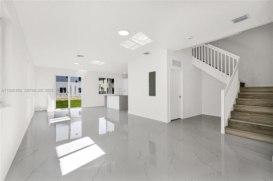 Spacious, unfurnished interior of a new home in , Miami (Image 24).