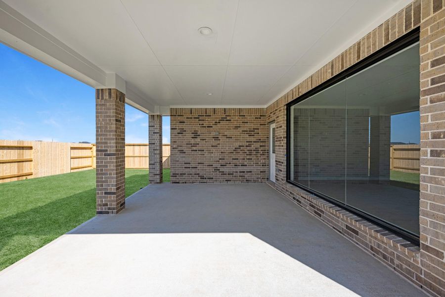 Exterior details and patio area of a home in Sunterra Lakes, Brookshire (Image 4).