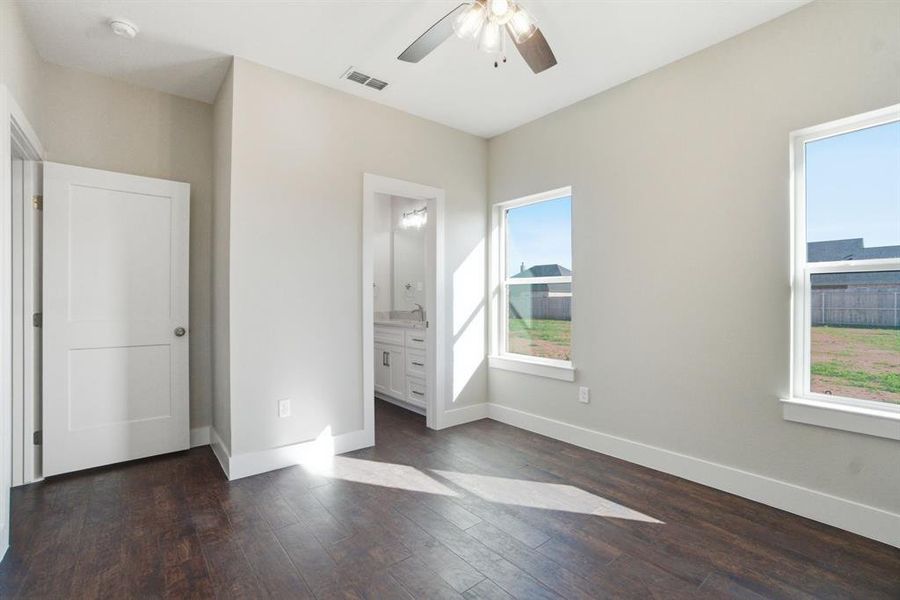 Spacious, unfurnished interior of a new home in , Abilene (Image 25).