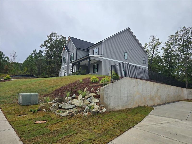 Exterior details and patio area of a home in Silvercrest Lakes, Acworth (Image 4).