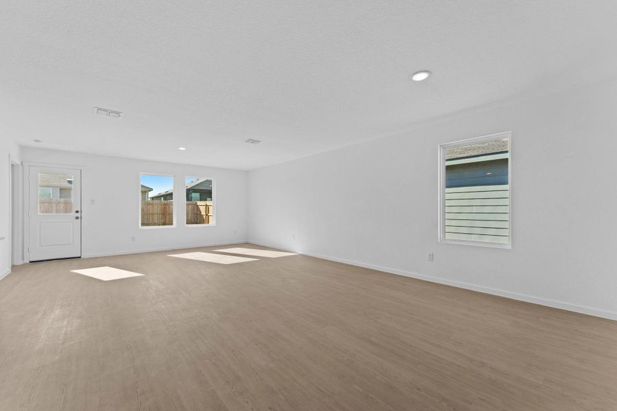 Spacious, unfurnished interior of a new home in Friendship Oaks, Fredericksburg (Image 18).