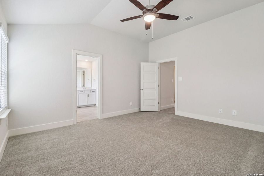 Spacious, unfurnished interior of a new home in Thomas Pond, San Antonio (Image 48).