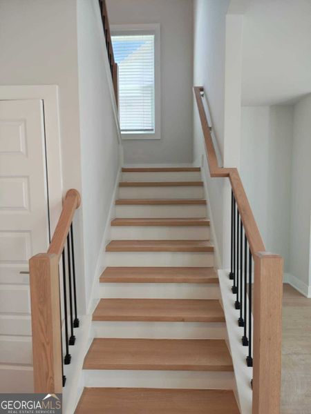 Spacious, unfurnished interior of a new home in The Fairways at Mirror Lake, Villa Rica (Image 17).