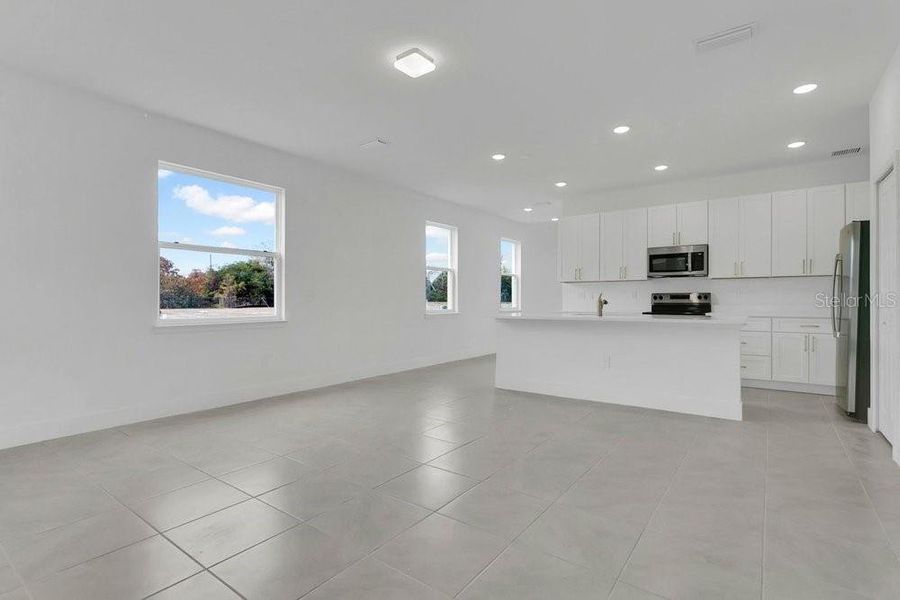 Spacious, unfurnished interior of a new home in Yucatan Gardens, Orlando (Image 26).