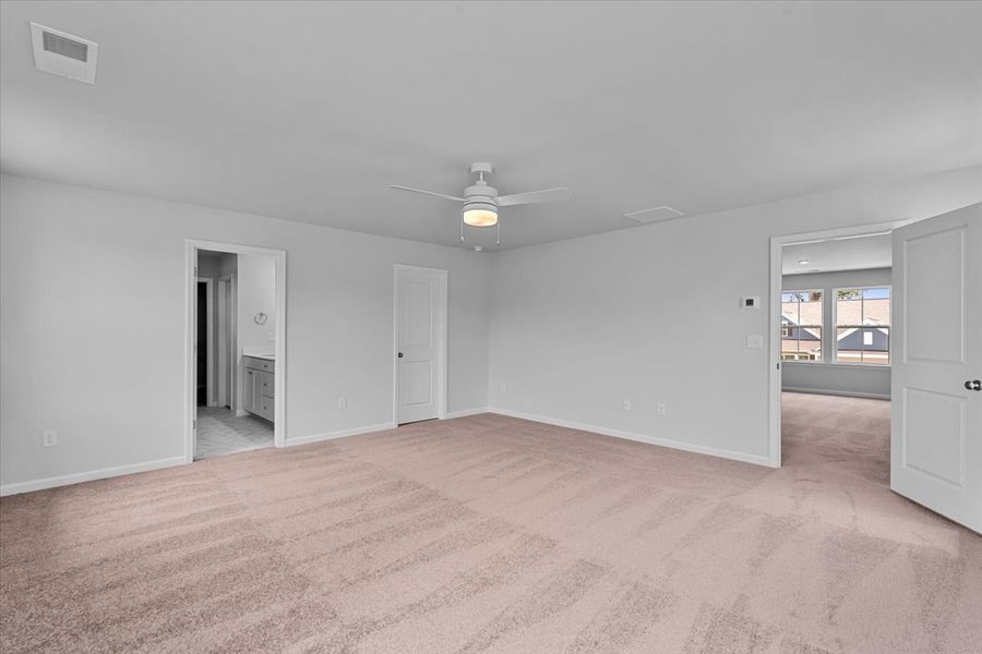 Spacious, unfurnished interior of a new home in Fieldstone, Lexington (Image 29).