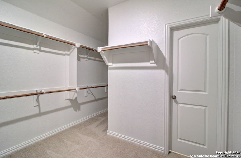 Spacious, unfurnished interior of a new home in Sunflower Ridge, New Braunfels (Image 10).
