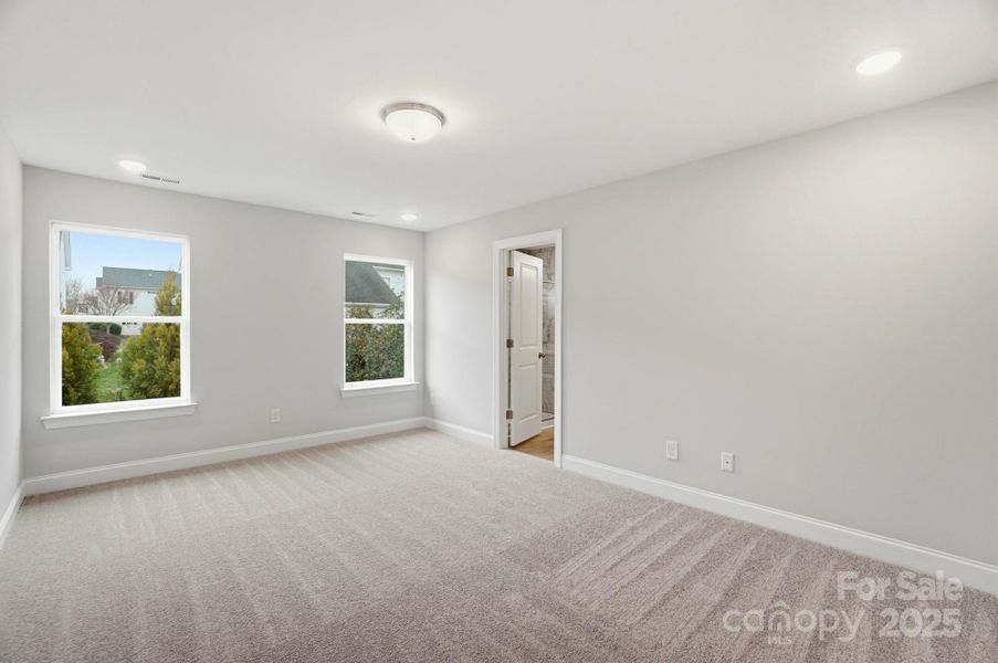 Spacious, unfurnished interior of a new home in Harrisburg Village, Harrisburg (Image 20).