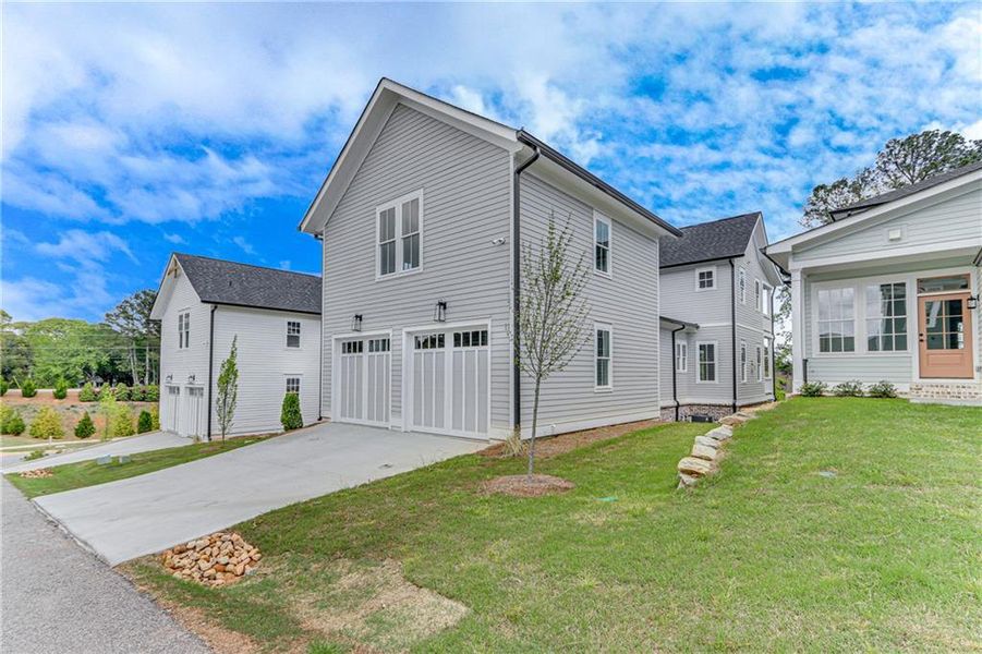 Exterior details and patio area of a home in , Dacula (Image 1).