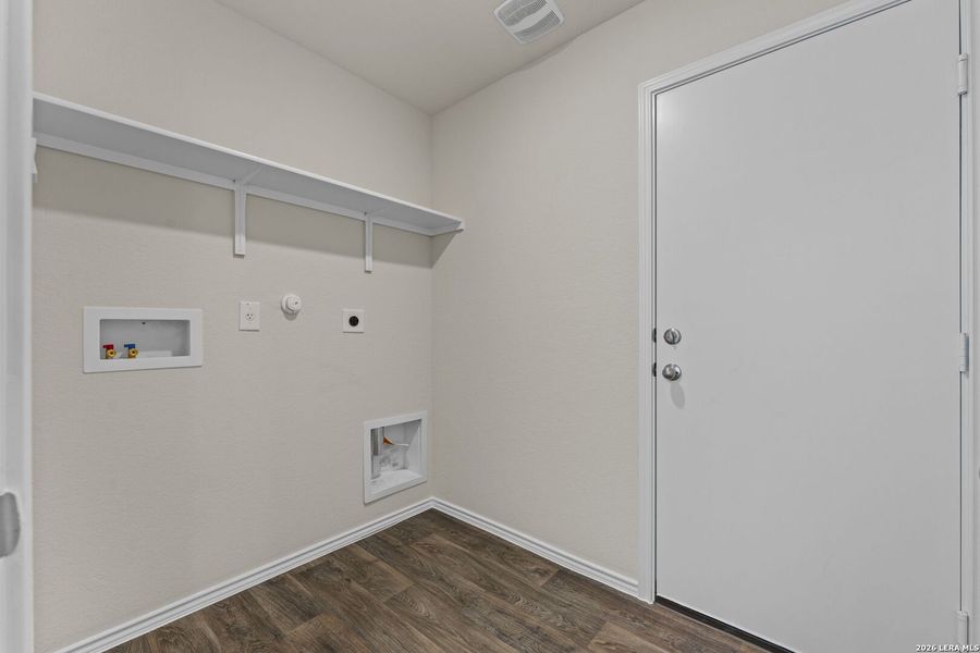 Spacious, unfurnished interior of a new home in Winding Creek, New Braunfels (Image 16).