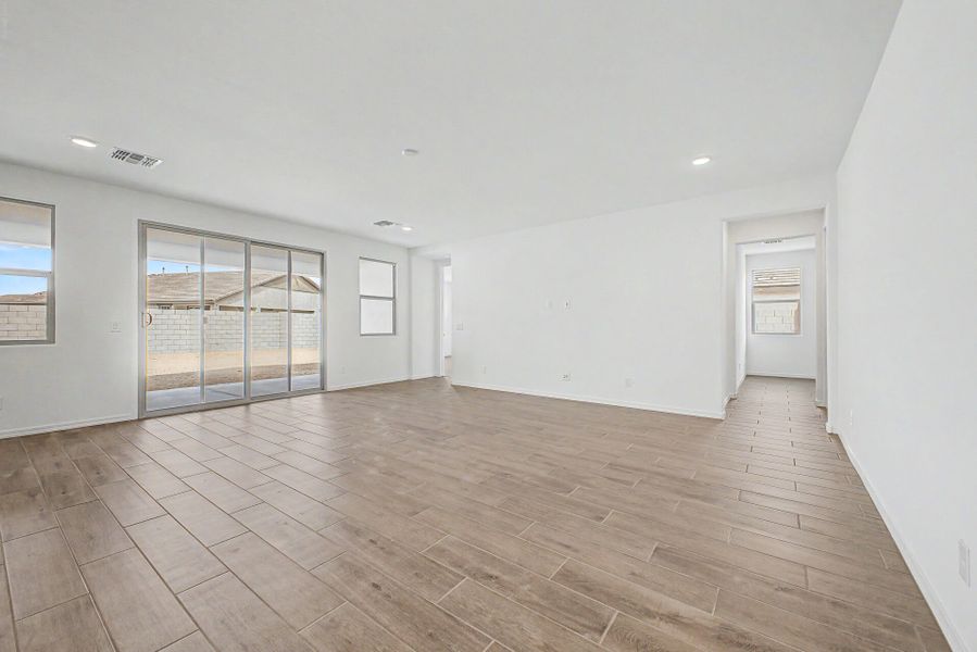 Spacious, unfurnished interior of a new home in Las Ventanas, Goodyear (Image 9).