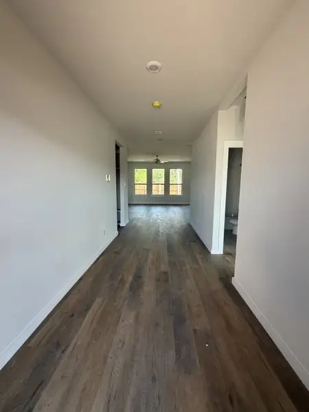 Spacious, unfurnished interior of a new home in Trail Creek, Cleburne (Image 7).