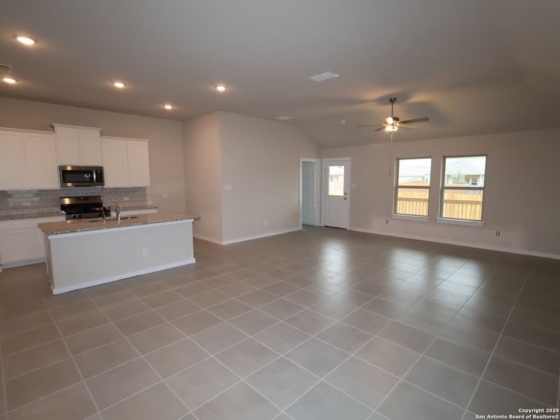 Spacious, unfurnished interior of a new home in Winding Brook, San Antonio (Image 19). Spacious, unfurnished interior of a new home in Winding Brook, San Antonio (Image 19).