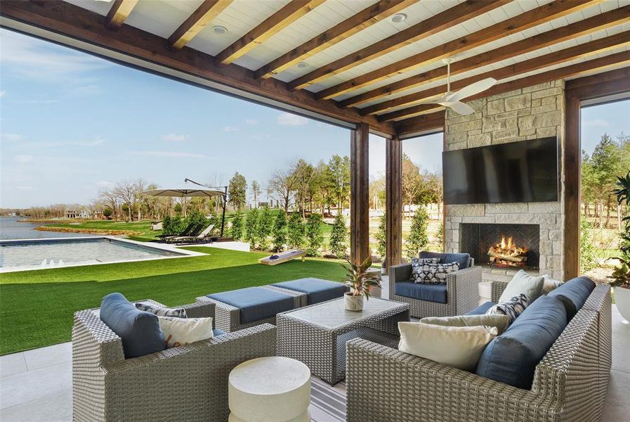 Exterior details and patio area of a home in , Malakoff (Image 19).