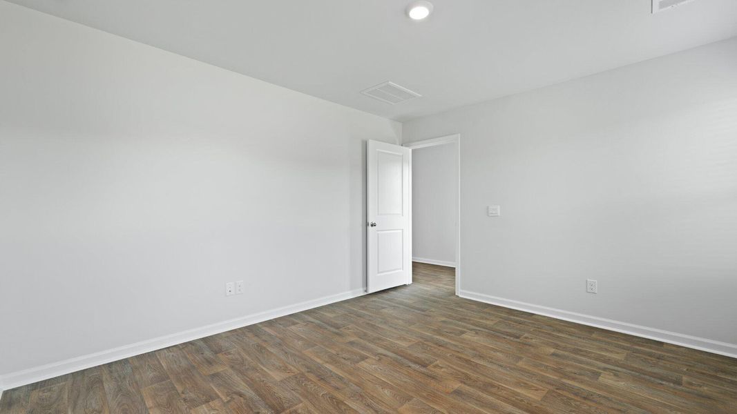 Spacious, unfurnished interior of a new home in Carolina Groves, Moncks Corner (Image 17).