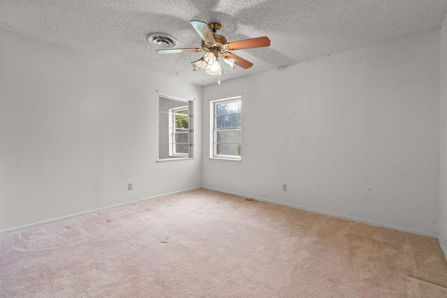 Spacious, unfurnished interior of a new home in , Alvarado (Image 13).