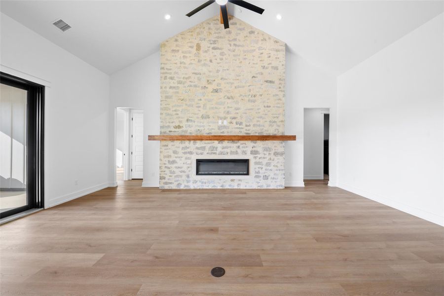 Spacious, unfurnished interior of a new home in King Oaks, Salado (Image 20). Spacious, unfurnished interior of a new home in King Oaks, Salado (Image 20).
