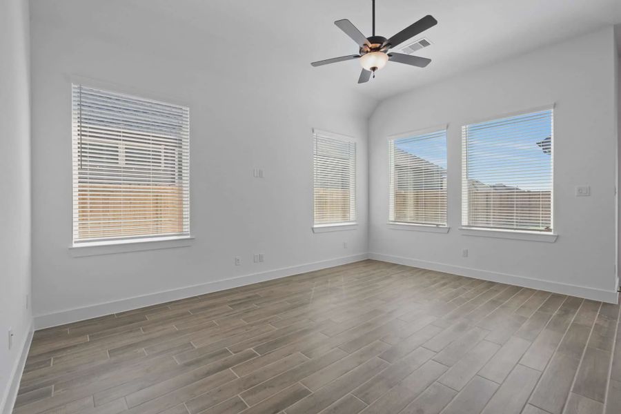 Spacious, unfurnished interior of a new home in Riceland Alley Loads, Mont Belvieu (Image 14).