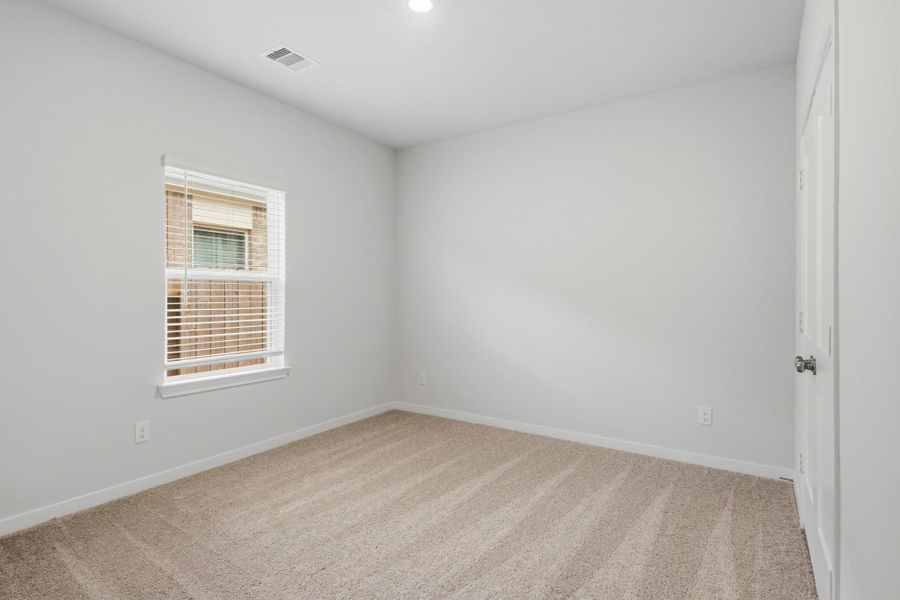 Spacious, unfurnished interior of a new home in Sunterra Lakes, Brookshire (Image 15).