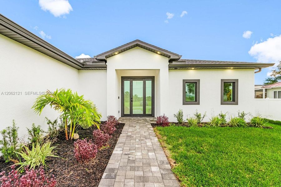 Exterior details and patio area of a home in , Cape Coral (Image 16).