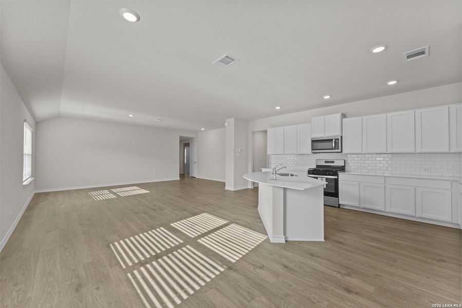 Spacious, unfurnished interior of a new home in Steele Creek, Cibolo (Image 14).