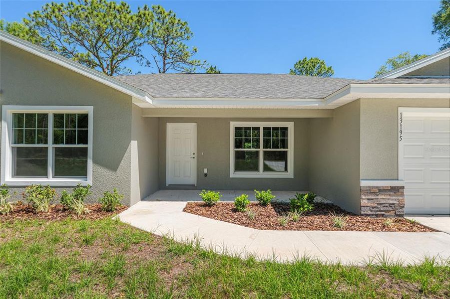 Exterior details and patio area of a home in , Dunnellon (Image 3).