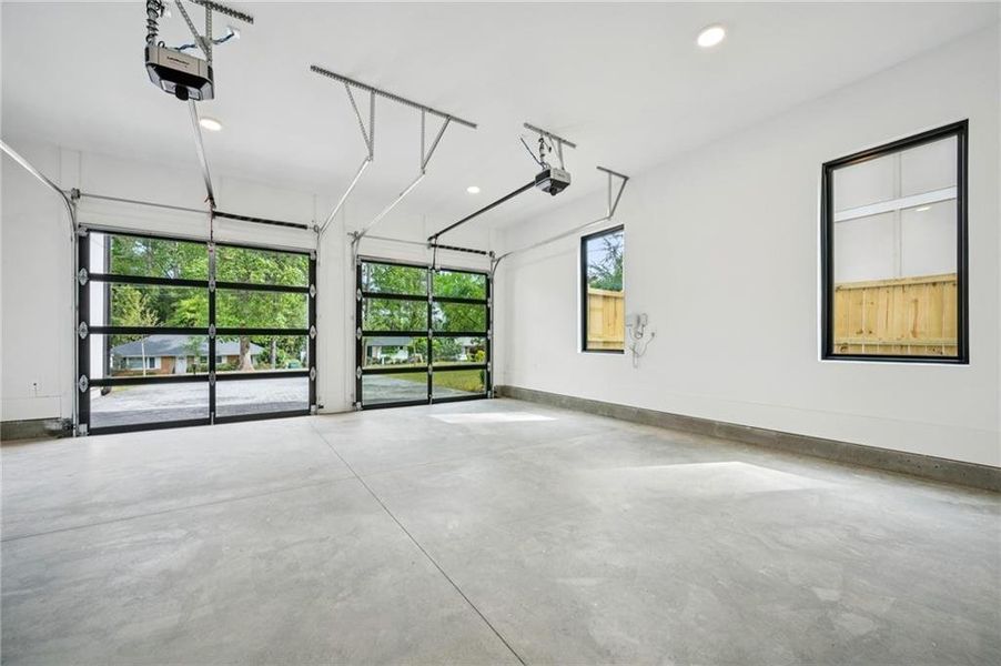 Spacious, unfurnished interior of a new home in , Brookhaven (Image 27).