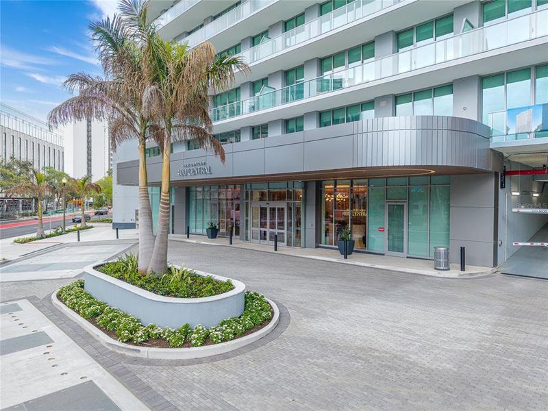 Condo located in St. Petersburg, FL showcasing its design and architecture (Image 33). Condo located in St. Petersburg, FL showcasing its design and architecture (Image 33).