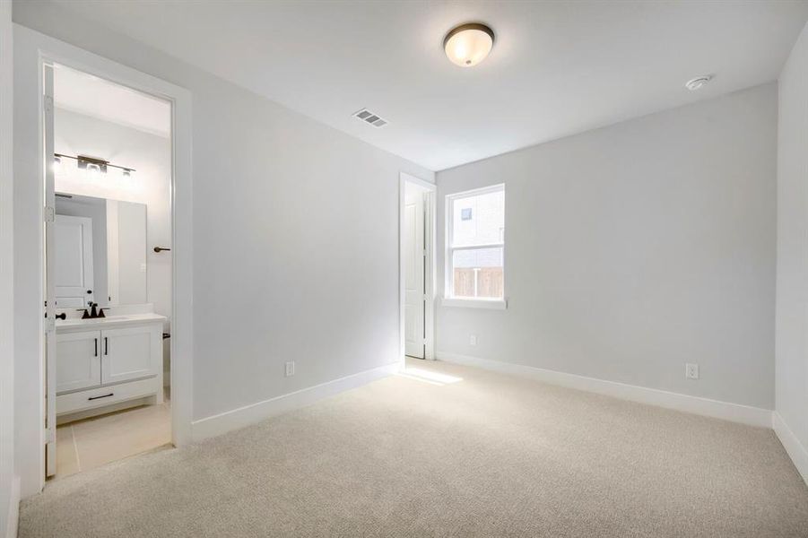 Spacious, unfurnished interior of a new home in Sweetgrass, Haslet (Image 17).