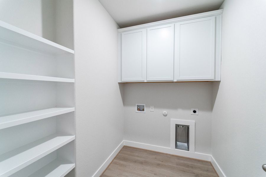 Spacious, unfurnished interior of a new home in Sunfield, Buda (Image 14).