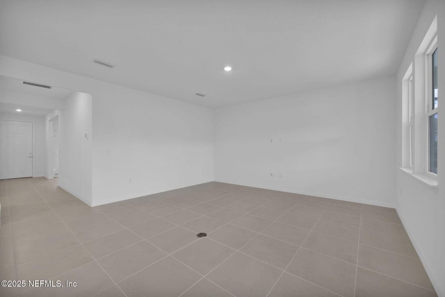 Spacious, unfurnished interior of a new home in Hyland Trail, Green Cove Springs (Image 20).