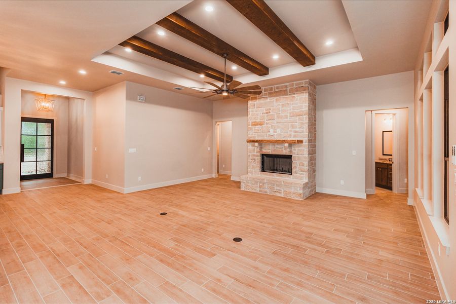 Spacious, unfurnished interior of a new home in , La Vernia (Image 17).