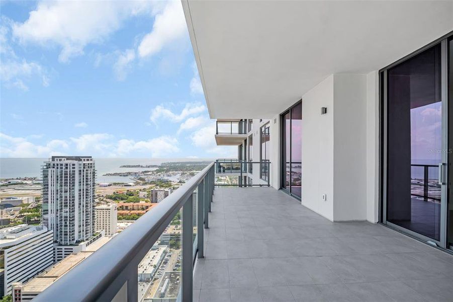 Condo located in St. Petersburg, FL showcasing its design and architecture (Image 26).