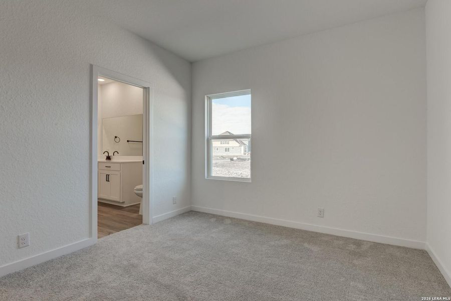 Spacious, unfurnished interior of a new home in Nopal Valley, San Antonio (Image 15).