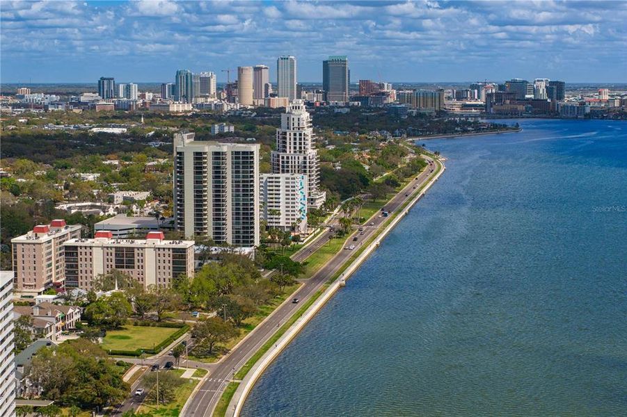 Condo located in Tampa, FL showcasing its design and architecture (Image 35).