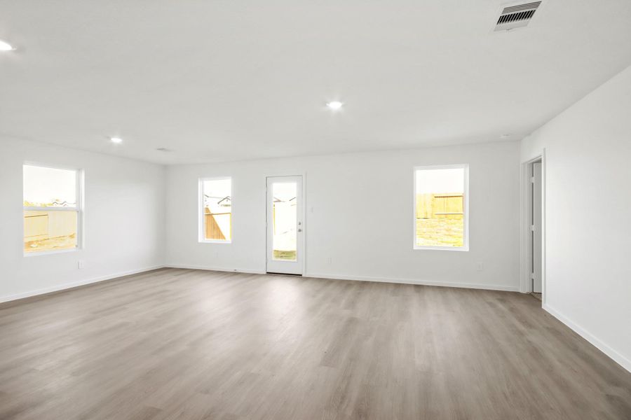 Spacious, unfurnished interior of a new home in Lexington Heights, Willis (Image 6).