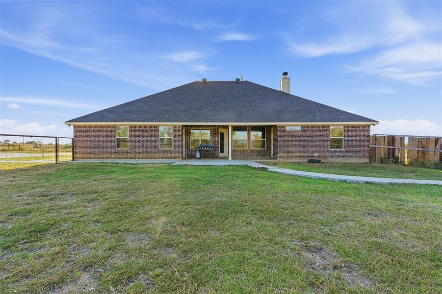 Exterior details and patio area of a home in , Grandview (Image 4).