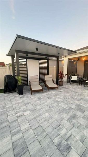 Exterior details and patio area of a home in Seasons at Big Sky, Kissimmee (Image 17).