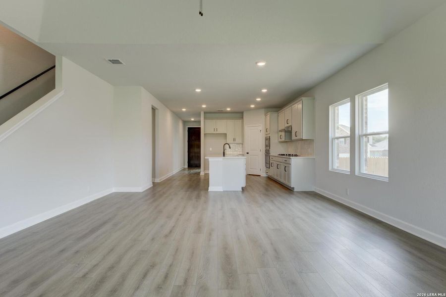 Spacious, unfurnished interior of a new home in Arcadia Ridge, San Antonio (Image 14).